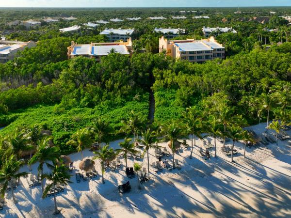 The photo shows the Grand Palladium Select White Sand Resort & Spa - All Inclusive located in the city of Xetna.