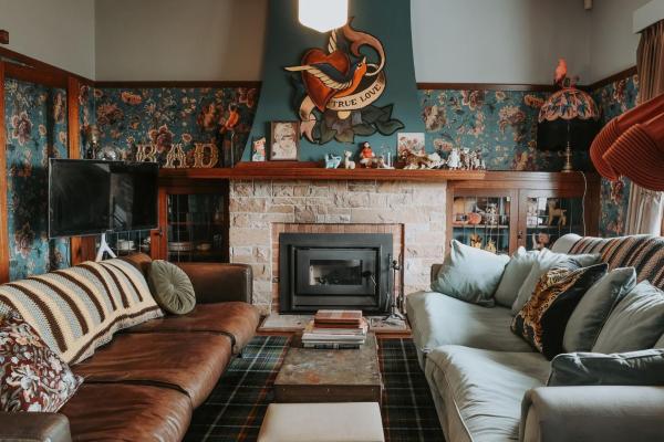 Nella foto è visibile l'oggetto Vibrant Dual Retreat Vagabond s Rest Rose Gold Hideaway situato nella città di Kings Park.