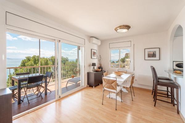 A la foto es mostra l'objecte WELCS DUPLEX 140 EMP con vistas al mar situat a la ciutat de Roses.