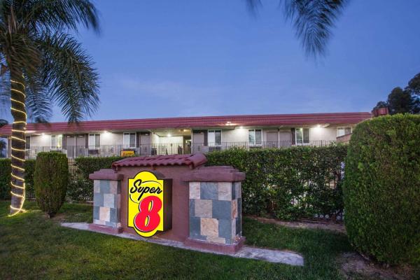 A la foto es mostra l'objecte Super 8 by Wyndham Redlands/San Bernardino situat a la ciutat de Redlands.