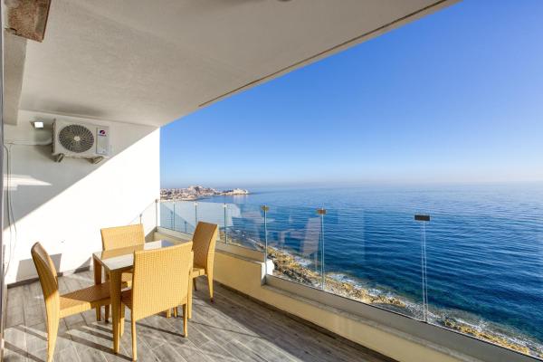 Bilde 6: Seafront APT, in the centre of Sliema, OPP beach by 360 Estates