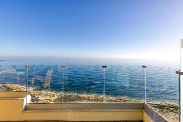 Bilde 2: Seafront APT, in the centre of Sliema, OPP beach by 360 Estates