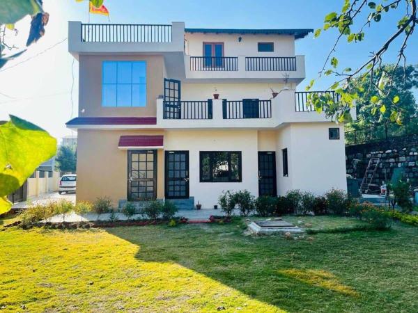 A la foto es mostra l'objecte pahadi paradise homestay situat a la ciutat de Bhowāli.