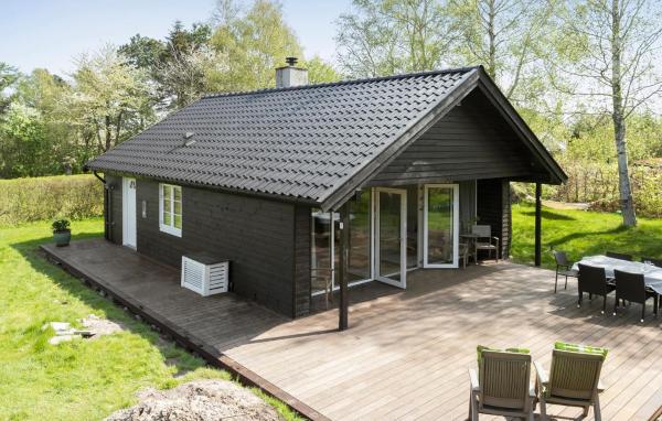 A la foto es mostra l'objecte Awesome Home In Melby With Kitchen situat a la ciutat de Melby.