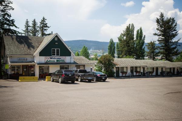 Na fotografii je vidět objekt Lakeside Motel nacházející se ve městě Williams Lake.