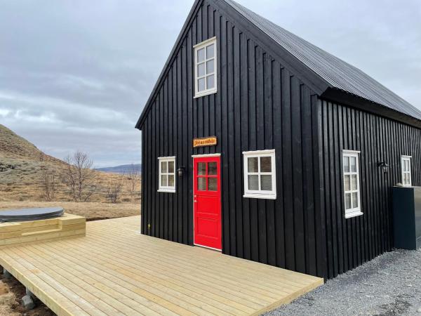 Na fotografii je vidět objekt Jóhannshús- tradational Icelandic house nacházející se ve městě Birkikinn.