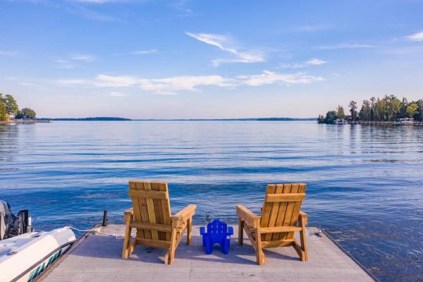 A la foto es mostra l'objecte Lake Murray Family Retreat situat a la ciutat de Hollywood Point.