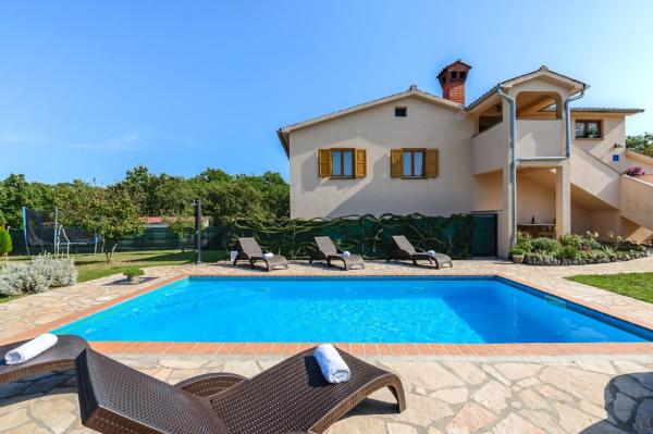 A la foto es mostra l'objecte App Sadina with Private Pool and Garden situat a la ciutat de Tinjan.