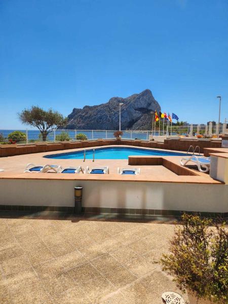 A la foto es mostra l'objecte Orellana - AzulenaCalpe situat a la ciutat de Calp.