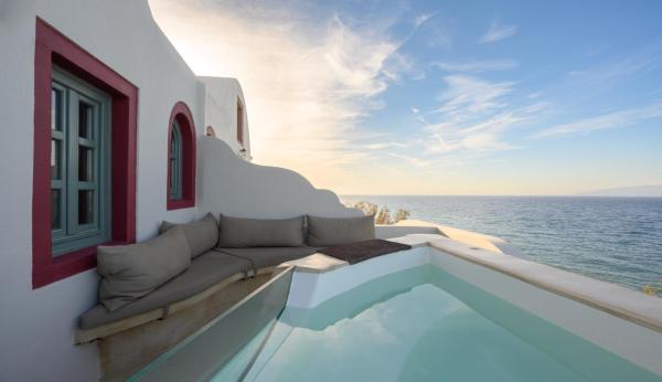 På billedet ses objektet Michelangelo Beach Villa beliggende i byen Oia.
