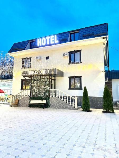 The photo shows the Muras Ordo Hotel located in the city of Vorontsovskoye.