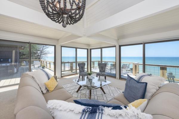 På billedet ses objektet Private beach- sleeps 14 with stunning views! beliggende i byen Covert.