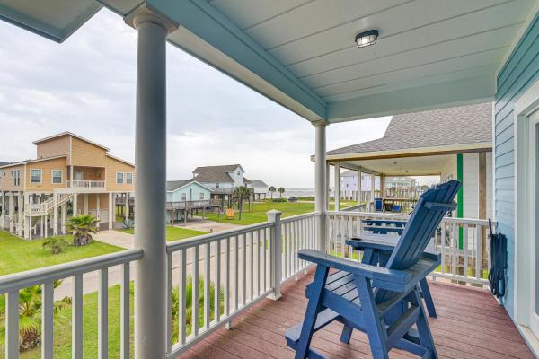Steps From Gulf Freeport Home With Water Views - Galveston