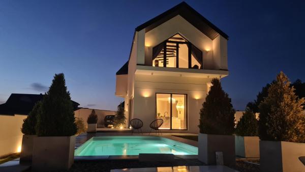 A la foto es mostra l'objecte Villa Blanca situat a la ciutat de Cedzyna.