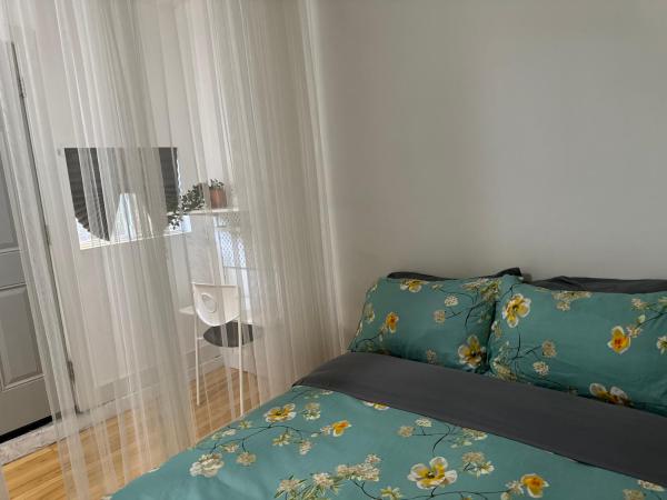 Na foto é possível ver o objeto Hummingbird's Retreat-One bedroom-private bath-private entry door localizado na cidade de Las Vegas.