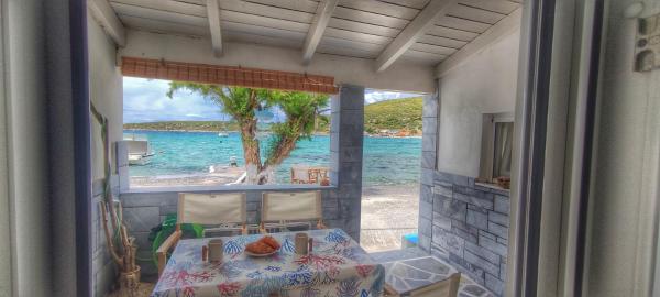 En la foto se muestra el objeto Merabello Beach House ubicado en la ciudad de Samos.