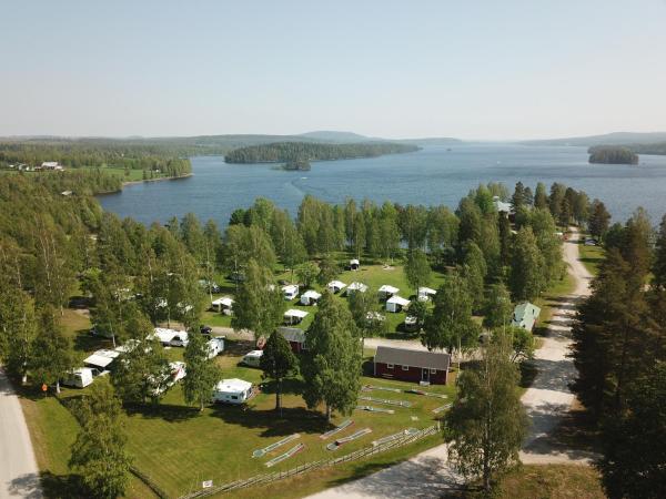 Na fotografii je vidět objekt Trehörningsjö camping & stugor nacházející se ve městě Karlsviken.