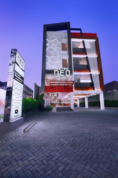 写真にはGubeng市にあるHotel Neo Gubeng by ASTONが写っています。