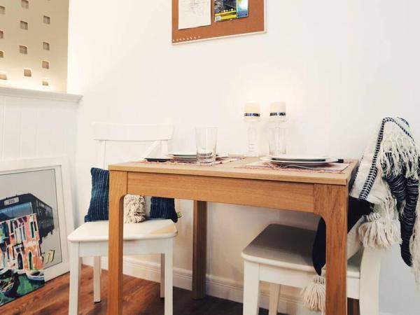 Billede 3: Double Studio, Private Bath & Balcony, Shared Kitchen with Local Family by Pillows & Purrs