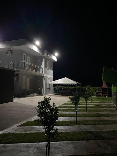 Na foto é possível ver o objeto Guest Hours Kolaj localizado na cidade de Baks-Rrjoll.