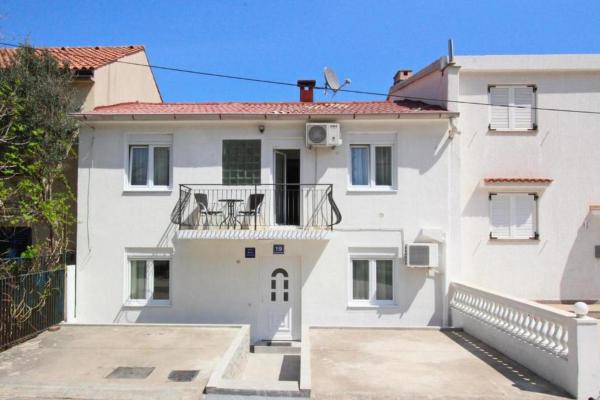 På billedet ses objektet Apartments with parking space Baska, Krk - 19490 beliggende i byen Baška.