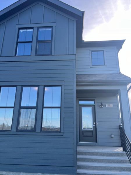 写真にはカルガリー市にあるLovely 4 bedroom Houseが写っています。