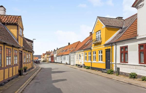 På billedet ses objektet Cozy Home In Rudkøbing With Wifi beliggende i byen Rudkøbing.