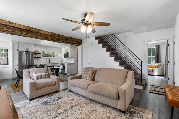 The photo shows the Blue Cottage at Bear Lake: Rustic Serene Retreat located in the city of Glendale.