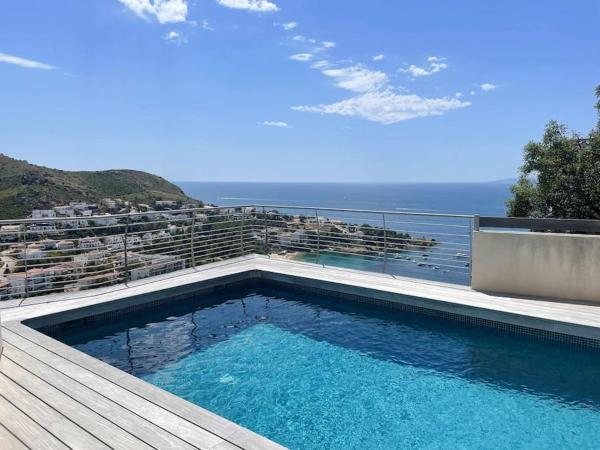 A la foto es mostra l'objecte Villa con piscina sobre la Almadrava situat a la ciutat de Roses.