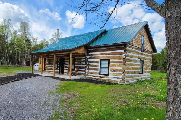 En la foto se muestra el objeto Cottontail Cabin with Hot Tub and wood fired Sauna ubicado en la ciudad de Kemptville.