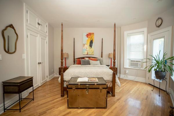 A la foto es mostra l'objecte A Charming 4 bd Garden Oasis Brick Townhouse situat a la ciutat de Brooklyn.