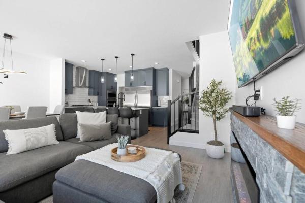 A la foto es mostra l'objecte Family Home Retreat - 9 mins to WEM - Vintage Arcade-Ping Pong -Air Conditioning situat a la ciutat de Edmonton.