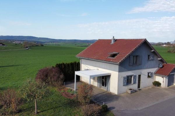 A la foto es mostra l'objecte La maison de Louise situat a la ciutat de Levier.