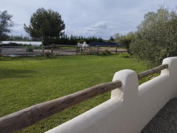 A la foto es mostra l'objecte Le Gîte de Pandore situat a la ciutat de Albaron.