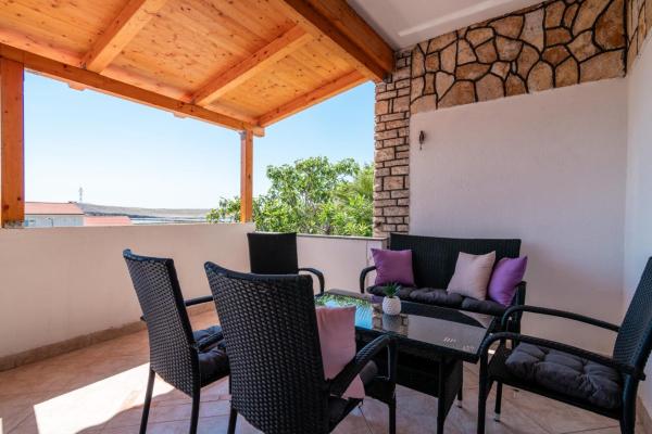 Na fotografii je vidět objekt Apartman Mojca Dinjiška Pag nacházející se ve městě Dinjiška.