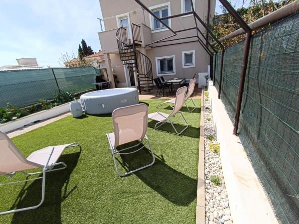 A la foto es mostra l'objecte Apartman L&V sa dvorištem i hidromasažnim bazenom situat a la ciutat de Galižana.