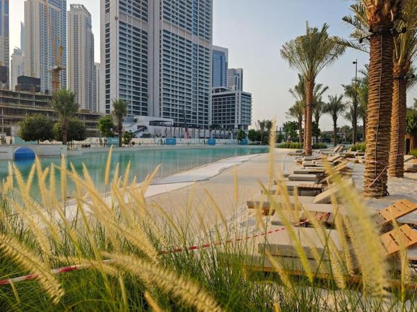 Serenity Cove: 1BR Luxury Beach Retreat, Dubaj