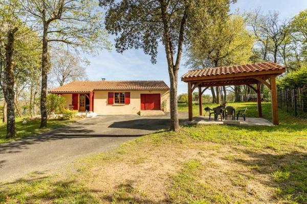 A la foto es mostra l'objecte maison en Périgord proche Beynac et Sarlat situat a la ciutat de Combou.
