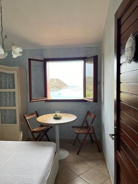 A la foto es mostra l'objecte Piccolo appartamento con incantevole vista mare situat a la ciutat de Geremeas.