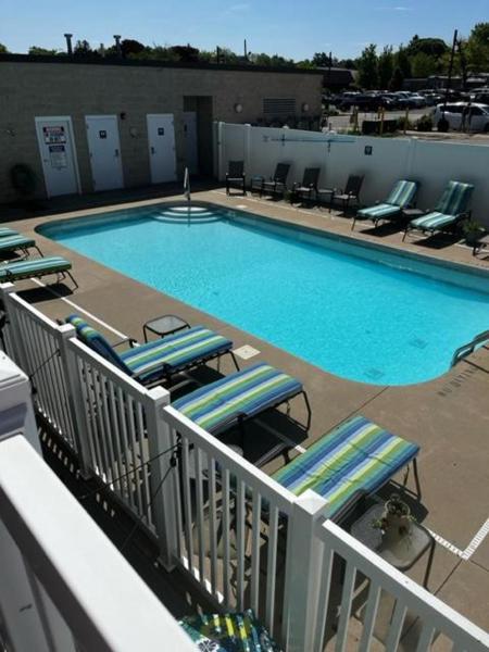 Photo 2 : pool, heart of downtown, walkable to shopping, dining, beaches