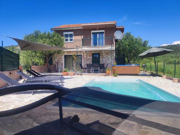 Na zdjęciu widoczny jest obiekt Holiday House Mablo with pool & jacuzzi położony w mieście Danilo Biranj.