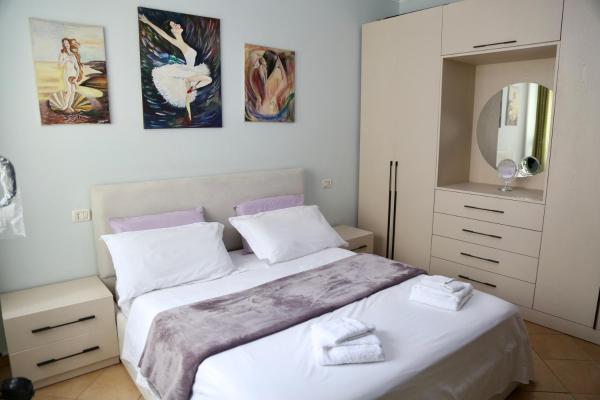 På billedet ses objektet Stay at an artist's place! beliggende i byen Bregu i Lumit.