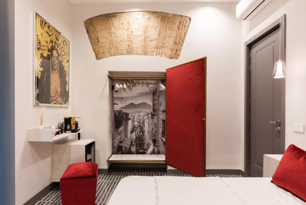 A la foto es mostra l'objecte Three Rooms Toledo situat a la ciutat de Nàpols.