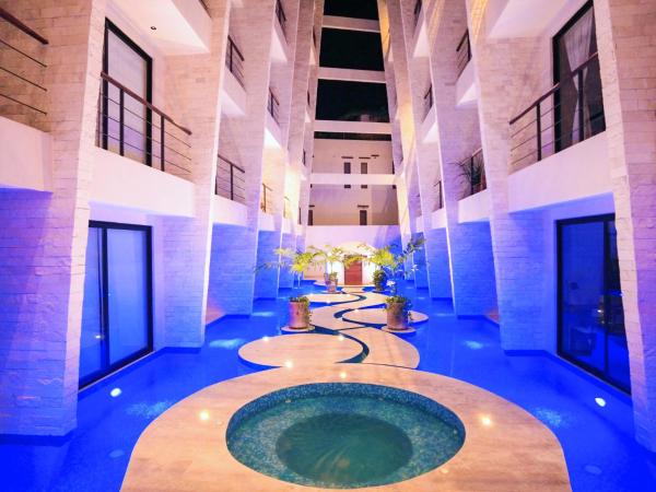 Na zdjęciu widoczny jest obiekt Akua 17 Tulum 2BR Rooftop Pool & Gym położony w mieście Tulum.