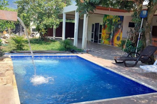 A la foto es mostra l'objecte Cabaña Ana Emilia, lugar mágico situat a la ciutat de Ginebra.