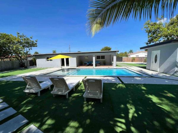 På billedet ses objektet Miami dream resort heated pool sleeps 8 beliggende i byen Sunset.