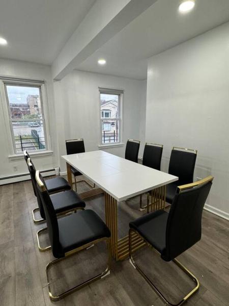 Na fotografii je vidět objekt Comfy Family Home -Adjacent To NYC: 15 Guests nacházející se ve městě Passaic.