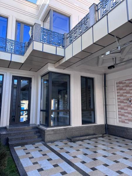 A la foto es mostra l'objecte Davron House-Villa situat a la ciutat de Yalanghoch.
