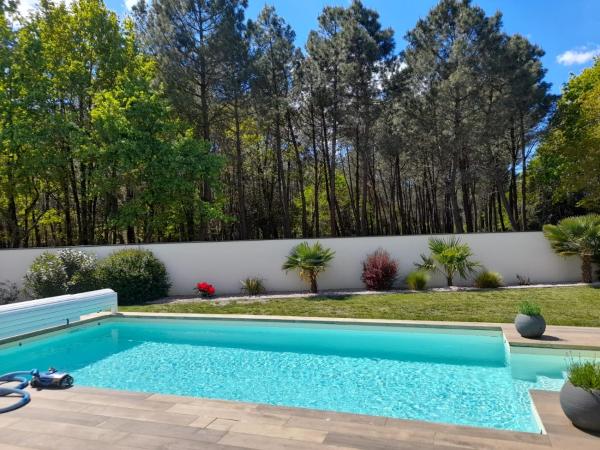 A la foto es mostra l'objecte Chambre au calme océan lac foret avec piscine au sel et spa situat a la ciutat de Hourtin.