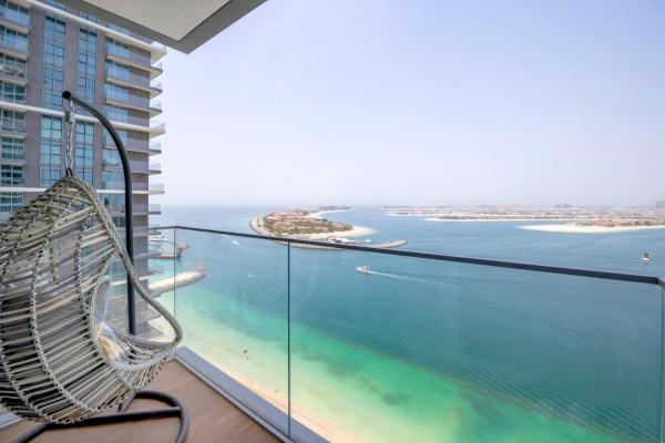 Na fotografii je vidět objekt 2BR Beachfront Gem with Dazzling Views of the Palm nacházející se ve městě Dubaj.